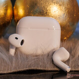 Die AirPods 4 sind mit dem gleichen Apple H2 Chipsatz ausgestattet wie die AirPods Pro 3. (Bildquelle: Notebookcheck)