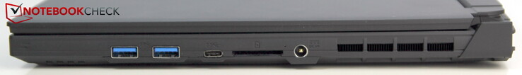 Rechts: 2x USB-A 3.0, USB-C 3.0, SD-Reader, Netzstecker