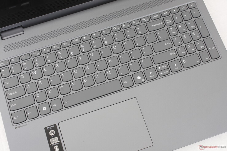 Im Vergleich zu anderen IdeaPad Modellen gibt es keine größeren Veränderungen beim Feedback oder der Haptik der Tastatur. 12 x 7,5 cm ist die Größe des Clickpads