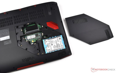 Hinter der Wartungsklappe verbirgt sich der RAM und der Massenspeicher.