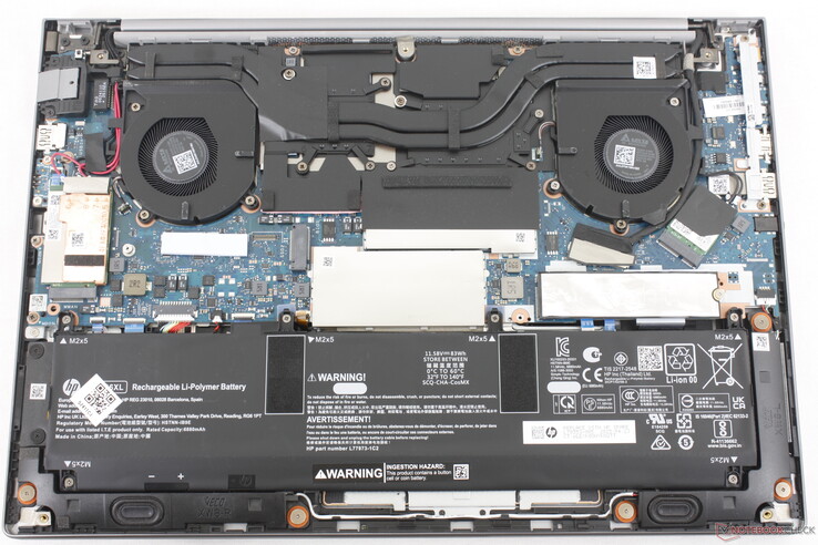 Das Modell bietet zwei DDR5 SODIMM und zwei M.2 PCIe4 x4 2280 SSD Steckplätze