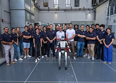 Humanoid-Drohnen-Team X1: Robotik-Verbund aus G1-Roboter und M4-Hybrid-Drohne demonstriert bislang unerreichte Agilität (Bildquelle: CAST)