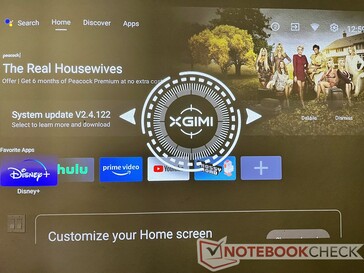 Bei Tageslicht in einem Wohnzimmer mit hochgezogenen Jalousien kann das Bild verwaschen wirken, ...