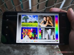 Obwohl der Bildschirm relativ hell ist, reicht er nicht aus, um das direkte Sonnenlicht zu überwinden