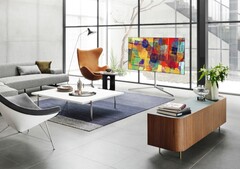 Der LG G1 kann wahlweise flach an die Wand gehangen oder aber auf einem schicken Standfuß mit drei Beinen platziert werden. (Bild: LG)