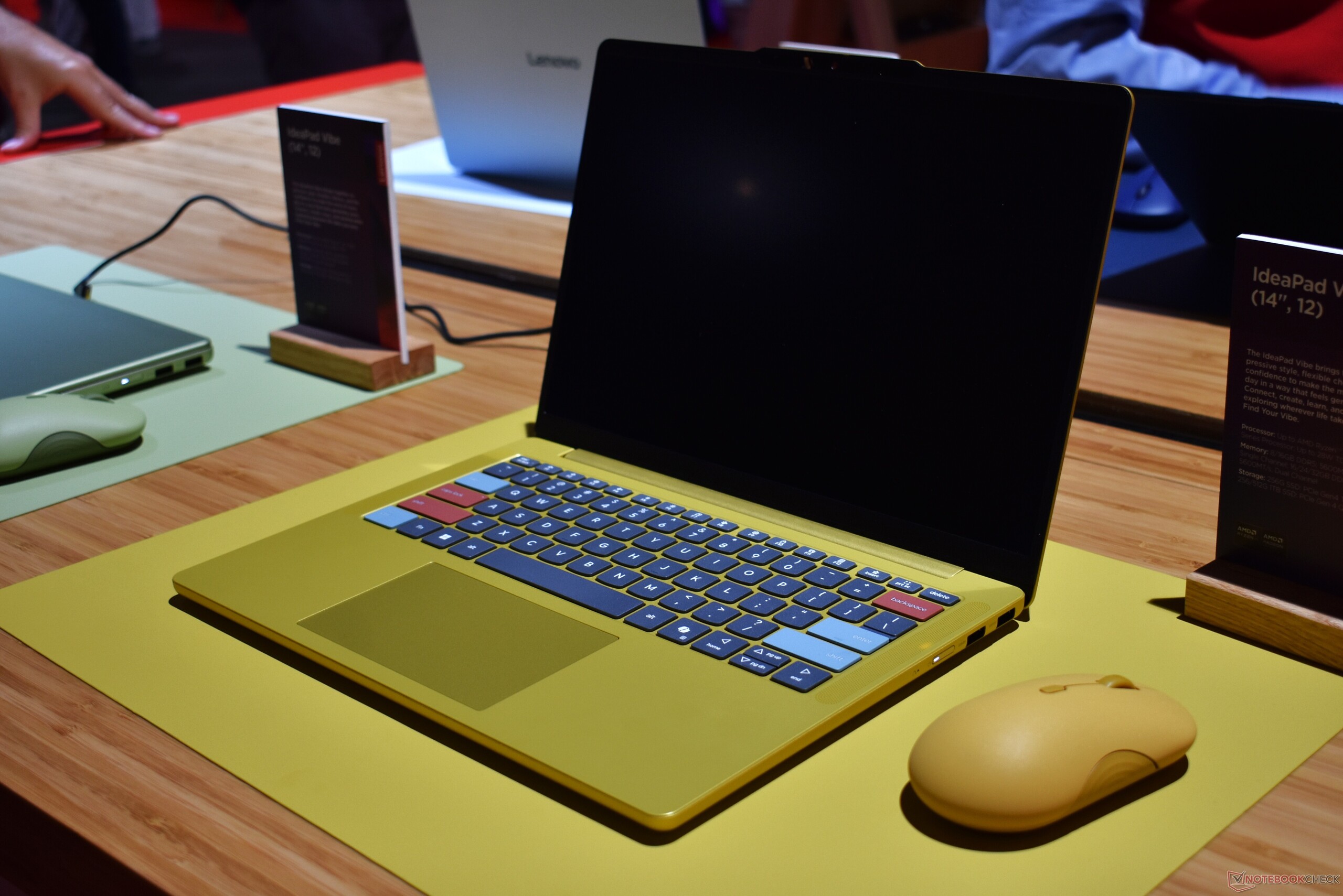 Das Lenovo IdeaPad Vibe 14 in "Spicy Gold" mit individuell gestalteten Tastenkappen.