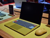 Das Lenovo IdeaPad Vibe 14 in "Spicy Gold" mit individuell gestalteten Tastenkappen.