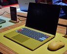 Das Lenovo IdeaPad Vibe 14 in "Spicy Gold" mit individuell gestalteten Tastenkappen.