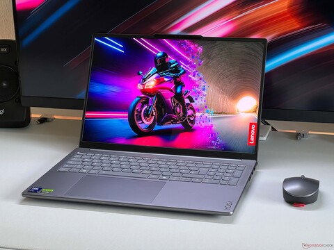 Überragendes Tandem-OLED-Display mit 1.600 Nits - Lenovo Yoga Pro 9i 16 G10 Aura Edition im Test