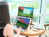 LiftVue kann durch einen cleveren Standfuß über einem Laptop-Display positioniert werden.