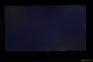 Moderates bis starkes Backlight Bleeding an den Rändern und Ecken unseres Displays