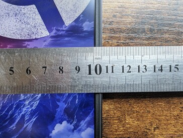 Schmale Seitenränder mit breiteren Rändern oben und unten