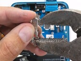 Nicht einmal mit dieser Zange lässt sich der Pop-Up-Cam-Motor des Xiaomi Poco F2 Pro wieder in Gang bringen.