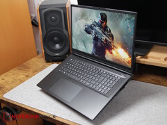 XMG Apex 17 (M25) mit Crysis-Game auf dem Display