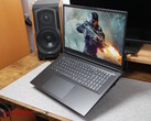 XMG Apex 17 (M25) mit Crysis-Game auf dem Display