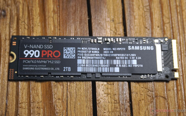 Vorn sind Controller, DDR4-RAM und V--NAND unter dem Aufkleber zu erkennen.