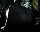 Das abgedunkelte Bild zeigt die Ladestation der 8BitDo Pro 3 Tomb Raider Edition