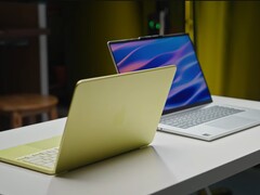 Das Apple MacBook Neo wiegt 1,23 kg, während das Lenovo IdeaPad Slim 5x mit 1,48 kg deutlich schwerer ausfällt