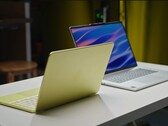 Das Apple MacBook Neo wiegt 1,23 kg, während das Lenovo IdeaPad Slim 5x mit 1,48 kg deutlich schwerer ausfällt