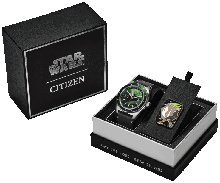 Citizen Luke Skywalker, Jedi Master AW1910-48W in ihrer Star-Wars-Präsentationsbox zusammen mit einem Luke-Skywalker-Sammler-Pin.