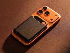 Passend zum neuen iPhone gibt es den KI-Rekorder auch in Orange.