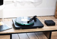 Der Bluesound Hub besitzt einen Phono-Vorverstärker, sodass Plattenspieler direkt ins Netzwerk eingebunden werden können. (Bild: Bluesound)