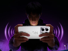 Das Legion Y70 2026 wird am 19. Mai in China auf den Markt kommen. Im Bild: Ein Promotion-Foto, das die weiße Farbvariante des Smartphones zeigt.