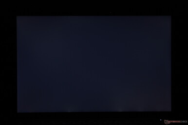 Geringes, ungleichmäßiges Backlight Bleeding entlang der Unterkante