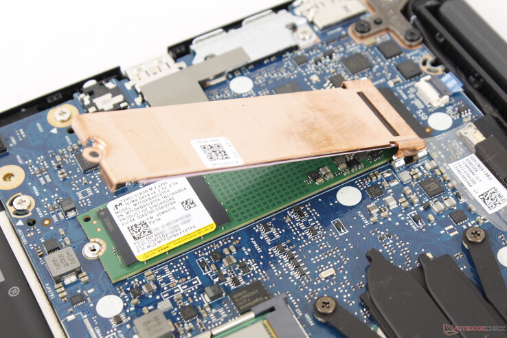 Ein Wärmeverteiler ist im Lieferumfang enthalten. Ein zweites internes Speicherlaufwerk wird nicht unterstützt