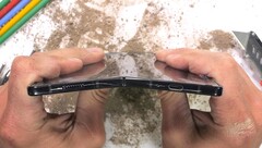 Kaum vom Galaxy Z Fold4 zu unterscheiden, glücklicherweise auch beim Durability-Test: Das Samsung Galaxy Z Fold5 bei JerryRigEverything im Test.