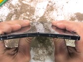 Kaum vom Galaxy Z Fold4 zu unterscheiden, glücklicherweise auch beim Durability-Test: Das Samsung Galaxy Z Fold5 bei JerryRigEverything im Test.