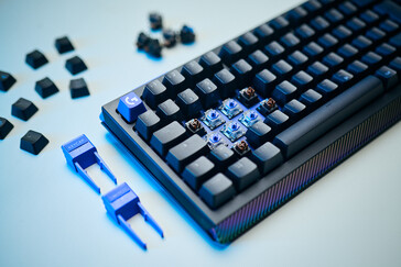 Und mit den Standfüßen, die zugleich als Werkzeug zum Austausch dienen, lassen sich die Switches auf der linken Seite der Tastatur in wenigen Minuten austauschen.