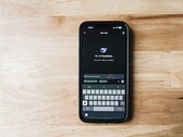 Smartphone mit der DeepSeek-App auf dem Bildschirm