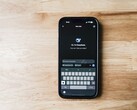 Smartphone mit der DeepSeek-App auf dem Bildschirm
