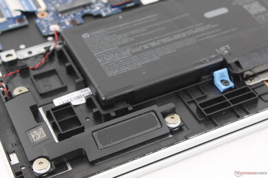 Down-firing Stereo Lautsprecher in den vorderen Ecken des Gehäuse