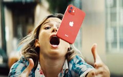Apples jüngster Werbespot behauptet, dass das iPhone 12 Stürze durch das Ceramic Shield mühelos wegsteckt. (Bild: Apple)
