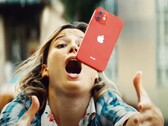 Apples jüngster Werbespot behauptet, dass das iPhone 12 Stürze durch das Ceramic Shield mühelos wegsteckt. (Bild: Apple)