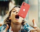 Apples jüngster Werbespot behauptet, dass das iPhone 12 Stürze durch das Ceramic Shield mühelos wegsteckt. (Bild: Apple)