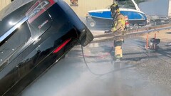 Feuerwehrmann aus Sacramento löscht einen Tesla (Bild: SFD)