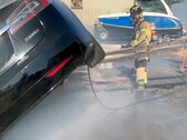 Feuerwehrmann aus Sacramento löscht einen Tesla (Bild: SFD)