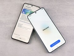 Zwei Samsung-Galaxy-Smartphones zeigen den Bildschirm für ein Software-Update