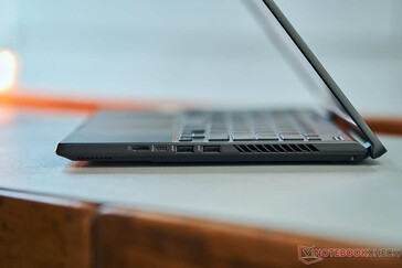 Rechts: microSD-Kartenleser, USB-C 3.2 Gen.2 (10 GBit/s, DisplayPort-ALT-Modus (dGPU) mit G-Sync), 2x USB-A 3.2 Gen.2 (10 GBit/s)