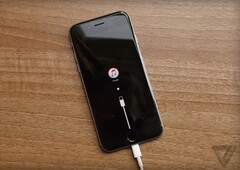 An die Strippe und mit iTunes verbinden, hieß es gestern für einige frühe iOS 10-Downloader.