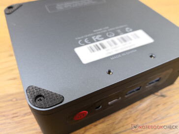 Gummifüße, Schrauben und VESA-Montagevertiefung an der Unterseite des Systems