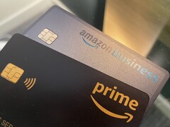 Die Amazon Business American Express Card (Oben) und die alte Amazon-Visa-Karte. (Foto: Andreas Sebayang/Notebookcheck.com)