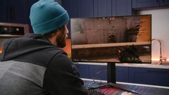 Linus testet Counter-Strike über Starlink (Bild: Youtube.com/LinusTechTips)