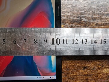 Sehr schmale Displayumrandungen, da keine integrierte Webcam vorhanden ist