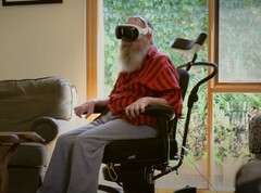 Einer von 10 mit dem BCI von Synchron ausgestatteten Personen testet die Apple Vision Pro (Bildquelle: Synchron YT)