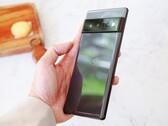 Das Google Pixel 6 erhält mit dem April-Update zahlreiche Fehlerbehebungen. (Bild: Thai Nguyen)