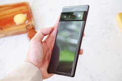 Das Google Pixel 6 erhält mit dem April-Update zahlreiche Fehlerbehebungen. (Bild: Thai Nguyen)